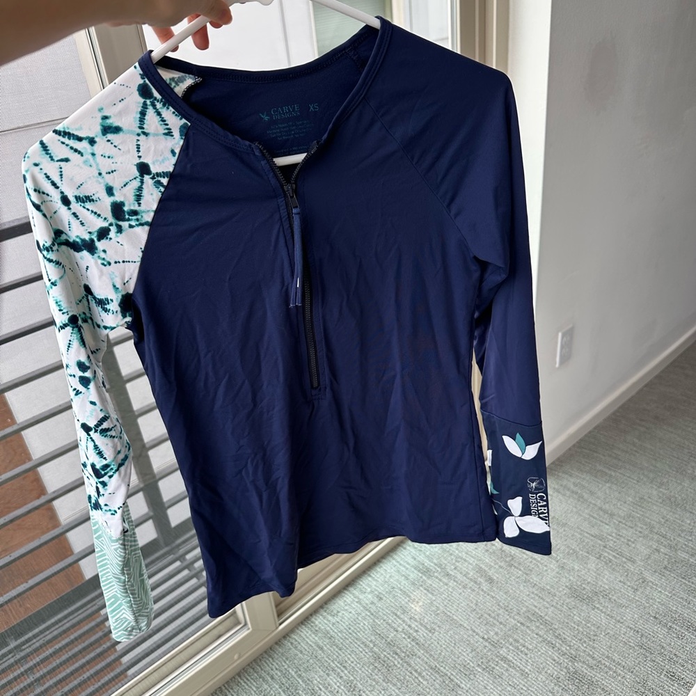 Carve Designs rash guard in XS
